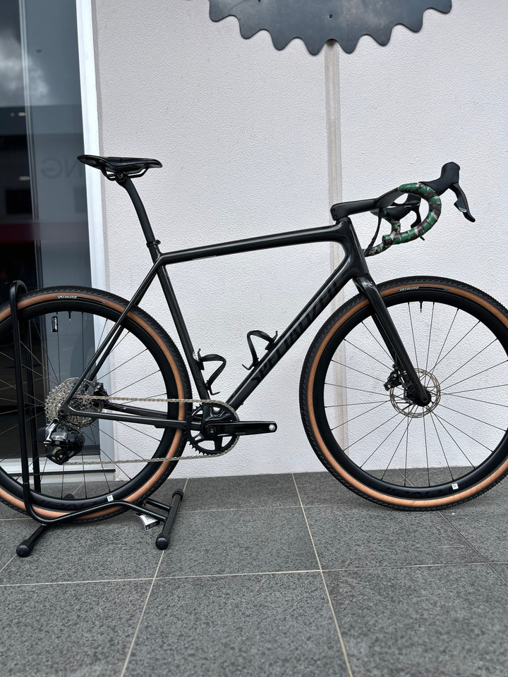 CRUX EXPERT GLOSS CARBON/TARMAC BLACK