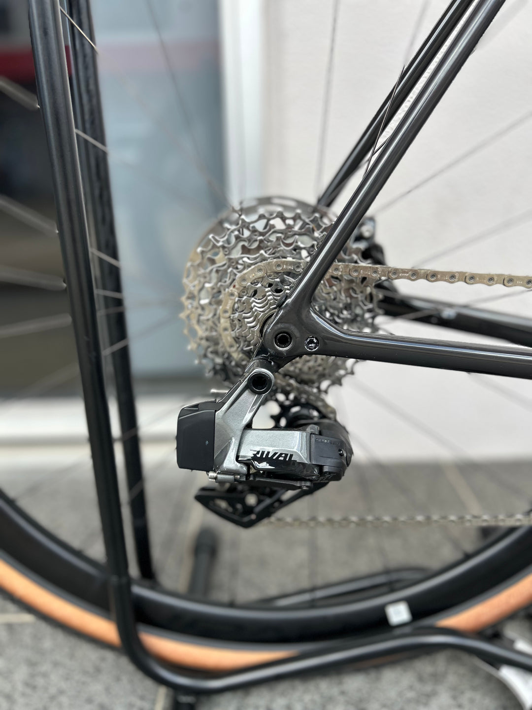 CRUX EXPERT GLOSS CARBON/TARMAC BLACK