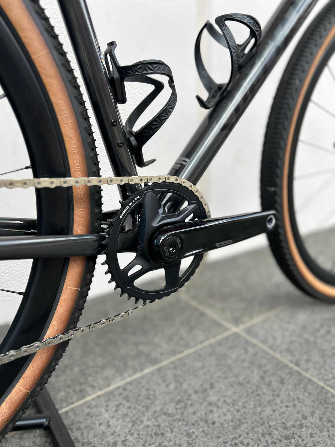 CRUX EXPERT GLOSS CARBON/TARMAC BLACK