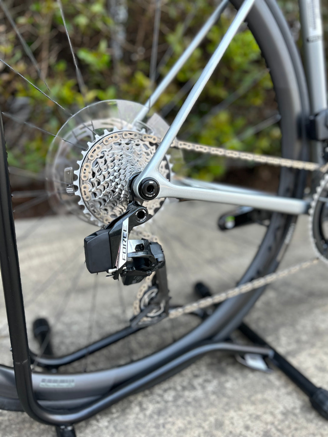 Aethos Pro AXS – Shadow Silver/Emerald Metallic