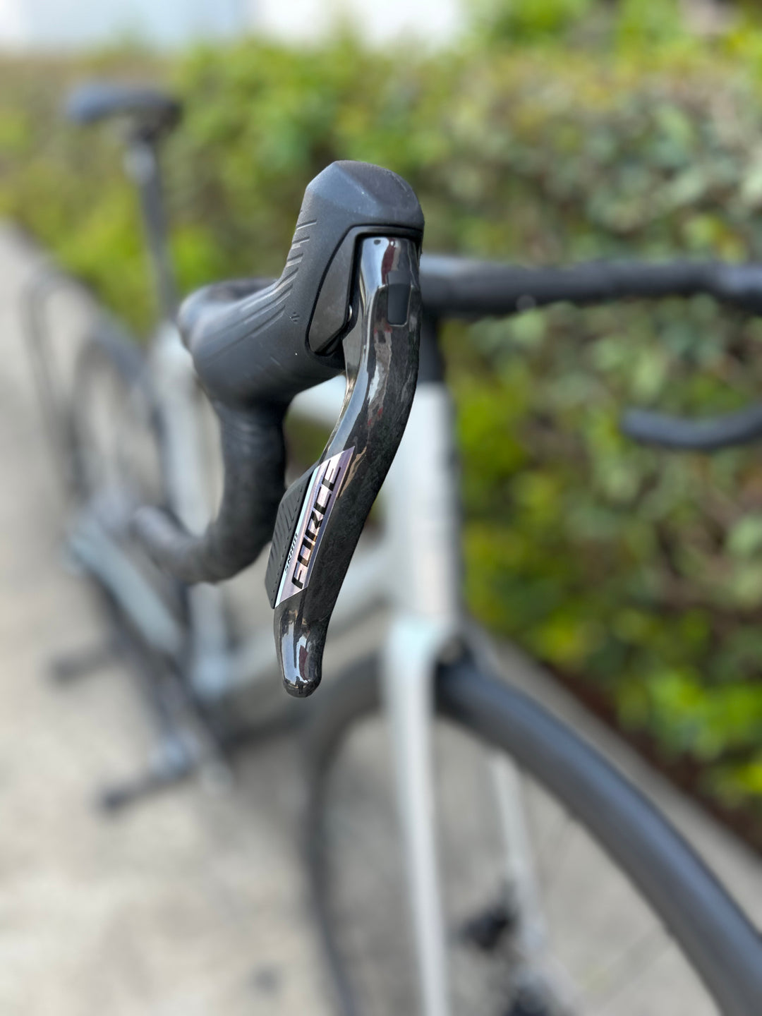 Aethos Pro AXS – Shadow Silver/Emerald Metallic