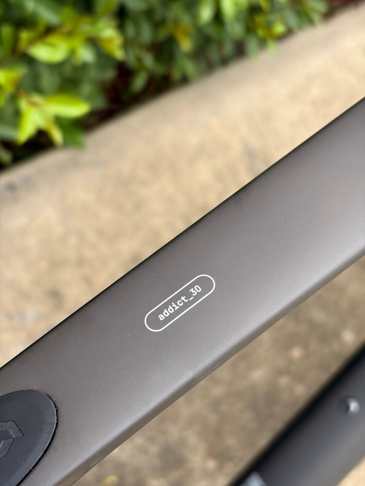 Addict 30 Bike Carbon Black