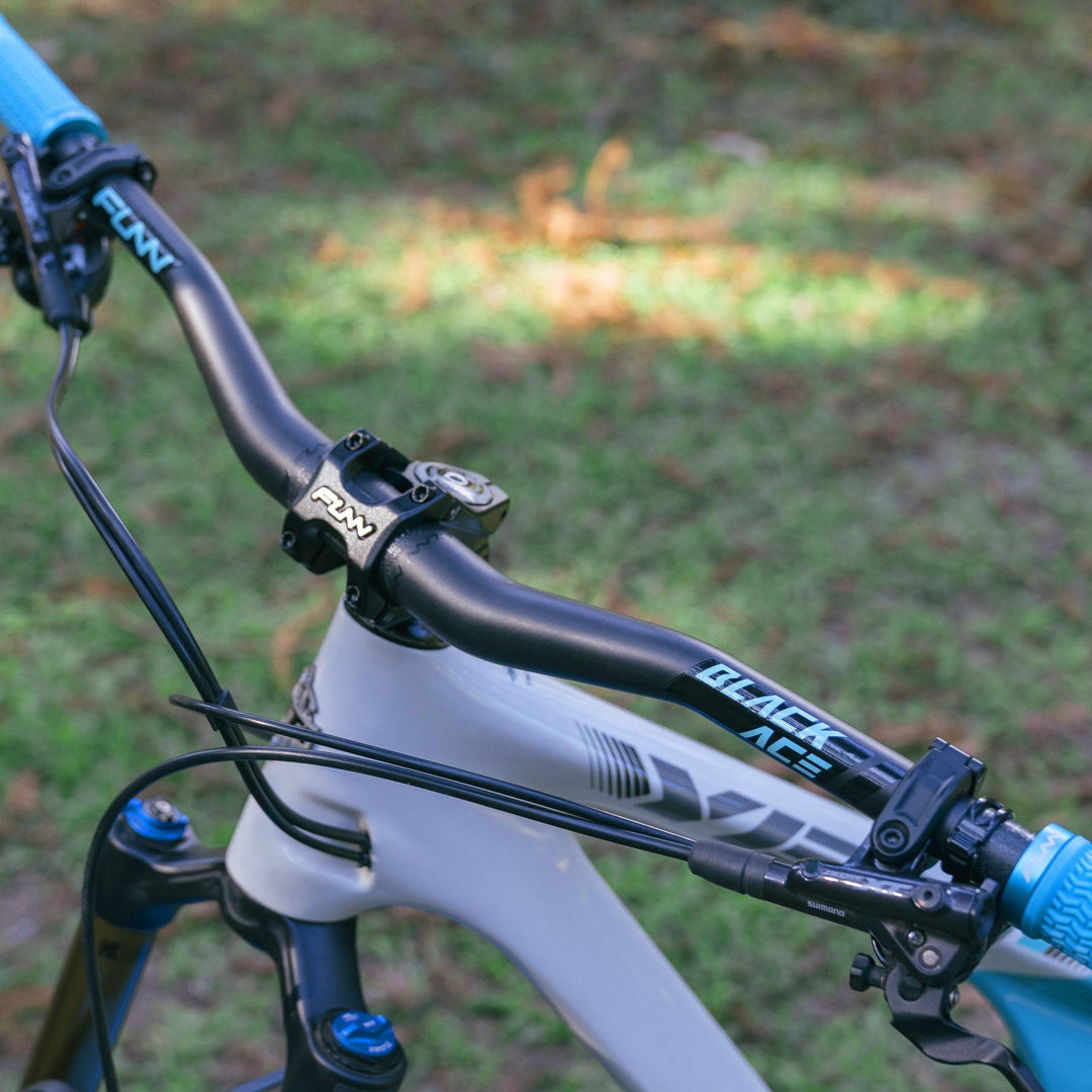 FUNN Handlebar - Black Ace Gen 2 Carbon - Ø31.8 / 785mm / 30mm Rise - funn-black-ace-carbon-handlebar-black-30mm-705939.jpg