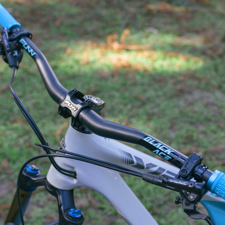 FUNN Handlebar - Black Ace Gen 2 Carbon - Ø31.8 / 785mm / 30mm Rise - funn-black-ace-carbon-handlebar-black-30mm-705939.jpg