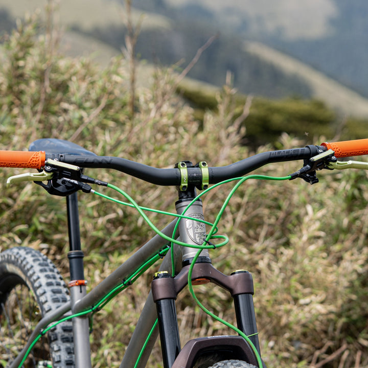FUNN Handlebar - Black Ace Gen 2 Carbon - Ø31.8 / 785mm / 30mm Rise - funn-black-ace-carbon-handlebar-black-30mm-768015.jpg